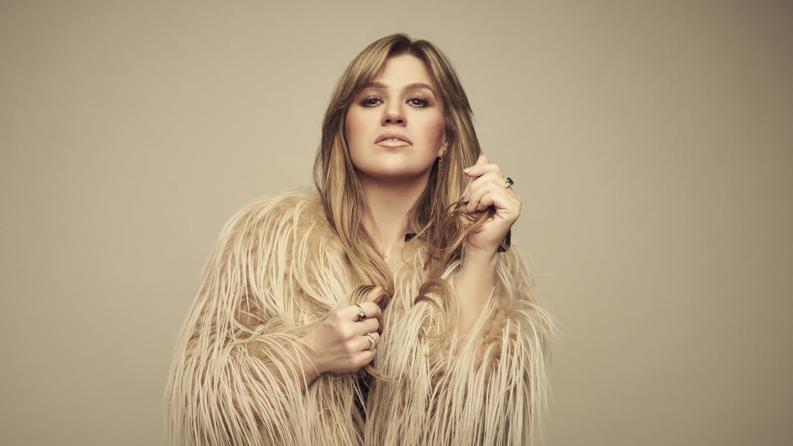 Kelly Clarkson - Exclusive Hotel Packages. Save Today!